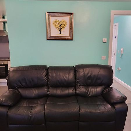 Lovely 2- Bedroom Apartment In Белфаст Экстерьер фото