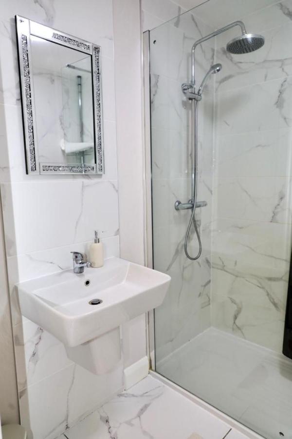 Lovely 2- Bedroom Apartment In Белфаст Экстерьер фото