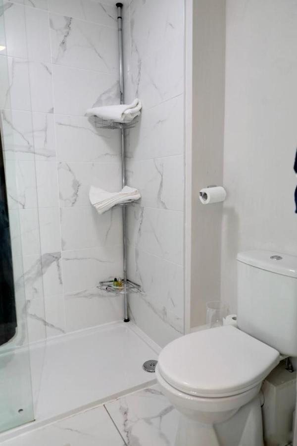 Lovely 2- Bedroom Apartment In Белфаст Экстерьер фото