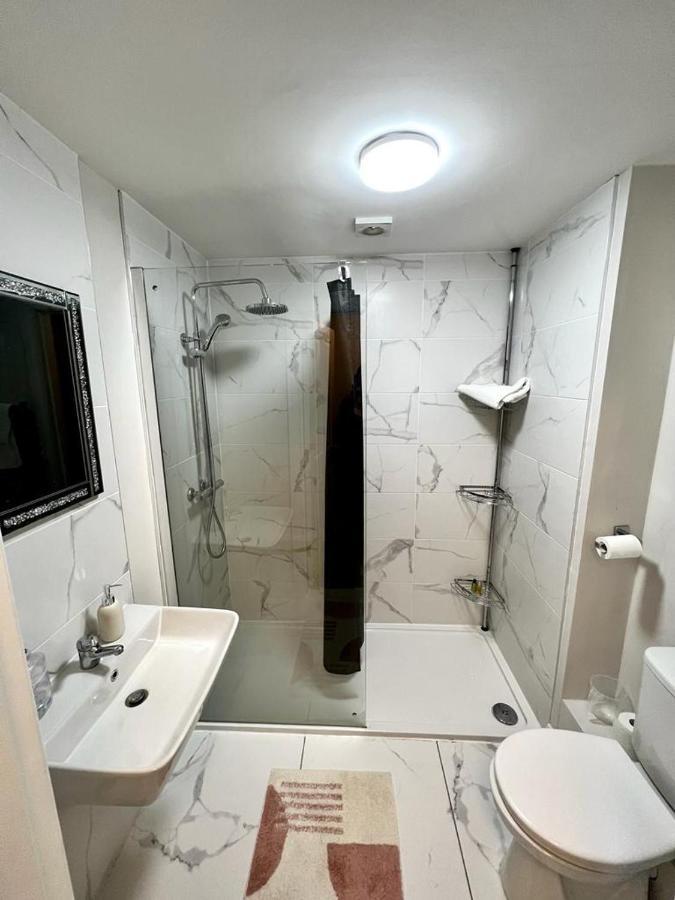 Lovely 2- Bedroom Apartment In Белфаст Экстерьер фото