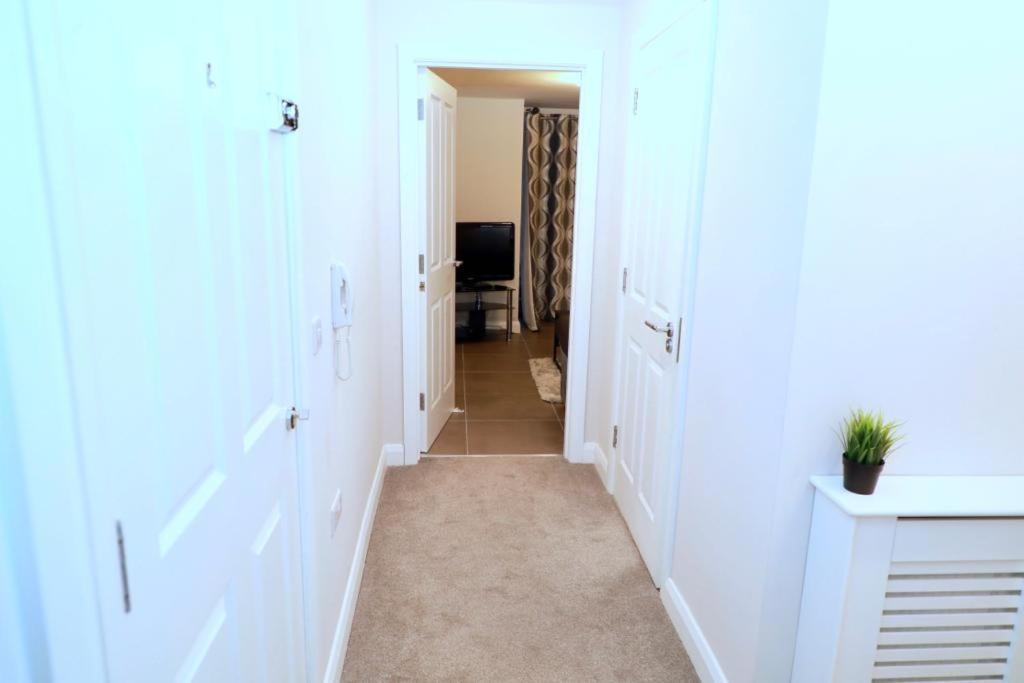 Lovely 2- Bedroom Apartment In Белфаст Экстерьер фото