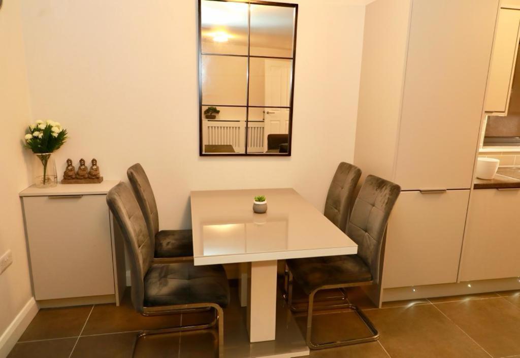 Lovely 2- Bedroom Apartment In Белфаст Экстерьер фото